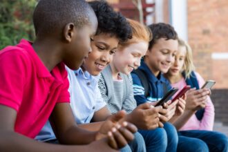 Excesso de Celular e Saúde Infantil: O que Faz Mal para Crianças Hoje