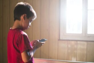 Excesso de celular na infância