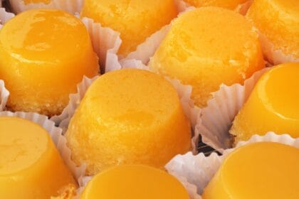 Quindim: a joia dourada da confeitaria brasileira