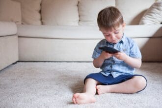 Vício em celular na infância